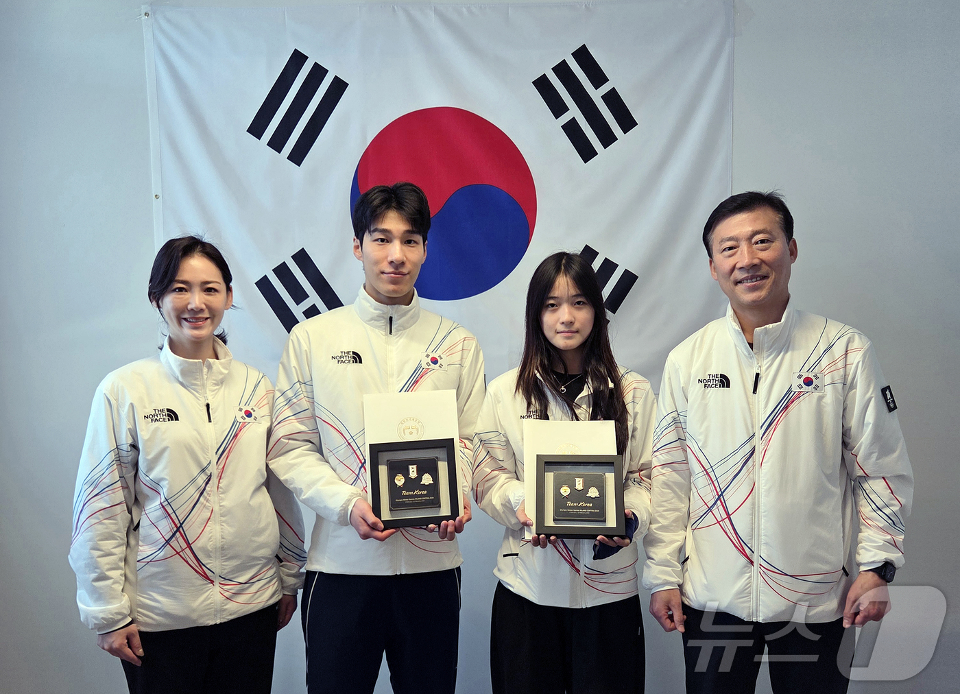 (밀라노=뉴스1) 김진환 기자 = 스노보드 여자 하프파이프에서 금메달을 획득한 최가온과 쇼트트랙 남자 1,500m에서 은메달을 획득한 황대헌이 15일(현지시간) 이탈리아 밀라노에서 …