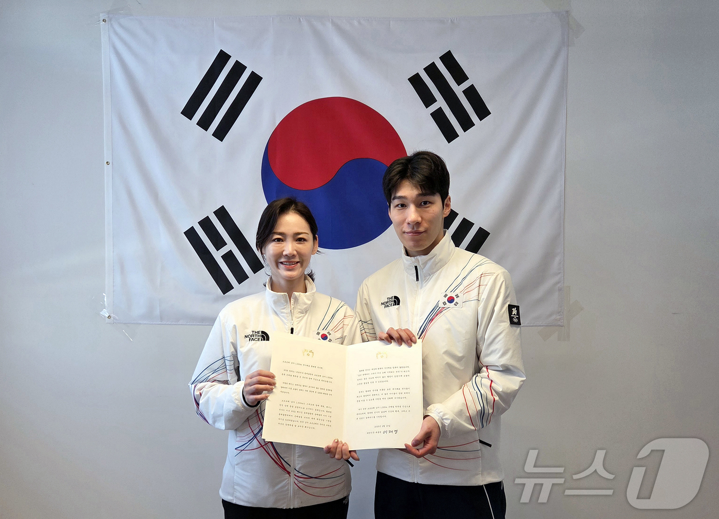 (밀라노=뉴스1) 김진환 기자 = 쇼트트랙 남자 1,500m에서 은메달을 획득한 황대헌이 15일(현지시간) 이탈리아 밀라노에서 이수경 선수단장에게 이재명 대통령 축전을 받은 뒤 기 …