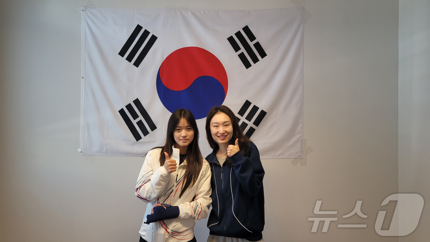 (밀라노=뉴스1) = 스노보드 하프파이프에서 금메달을 획득한 최가온이 15일(현지시간) 이탈리아 밀라노 선수촌 대한민국 선수단 사무실에서 쇼트트랙 최민정을 만나 기념촬영을 하고 있 …