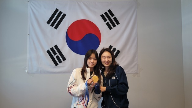 스노보드 최가온, 쇼트트랙 최민정 만나 '금메달 기운' 전해[올림픽]