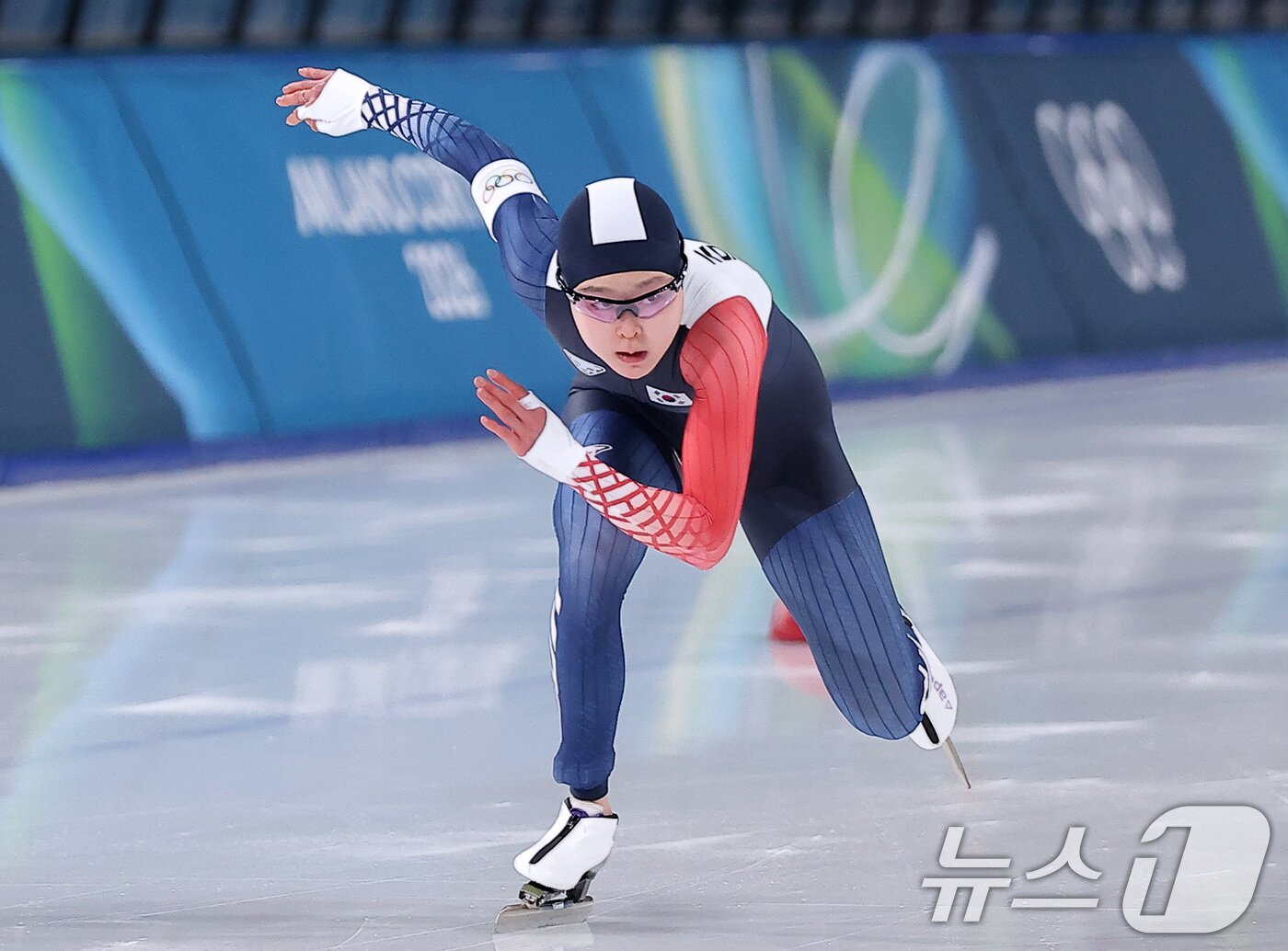 본문 이미지 - 스피드스케이팅 김민선이 15일(현지시간) 이탈리아 밀라노 스피드스케이팅 스타디움 열린 2026 밀라노·코르티나담페초 동계올림픽 스피드스케이팅 여자 500m에서 질주하고 있다. 2026.2.16 ⓒ 뉴스1 김성진 기자