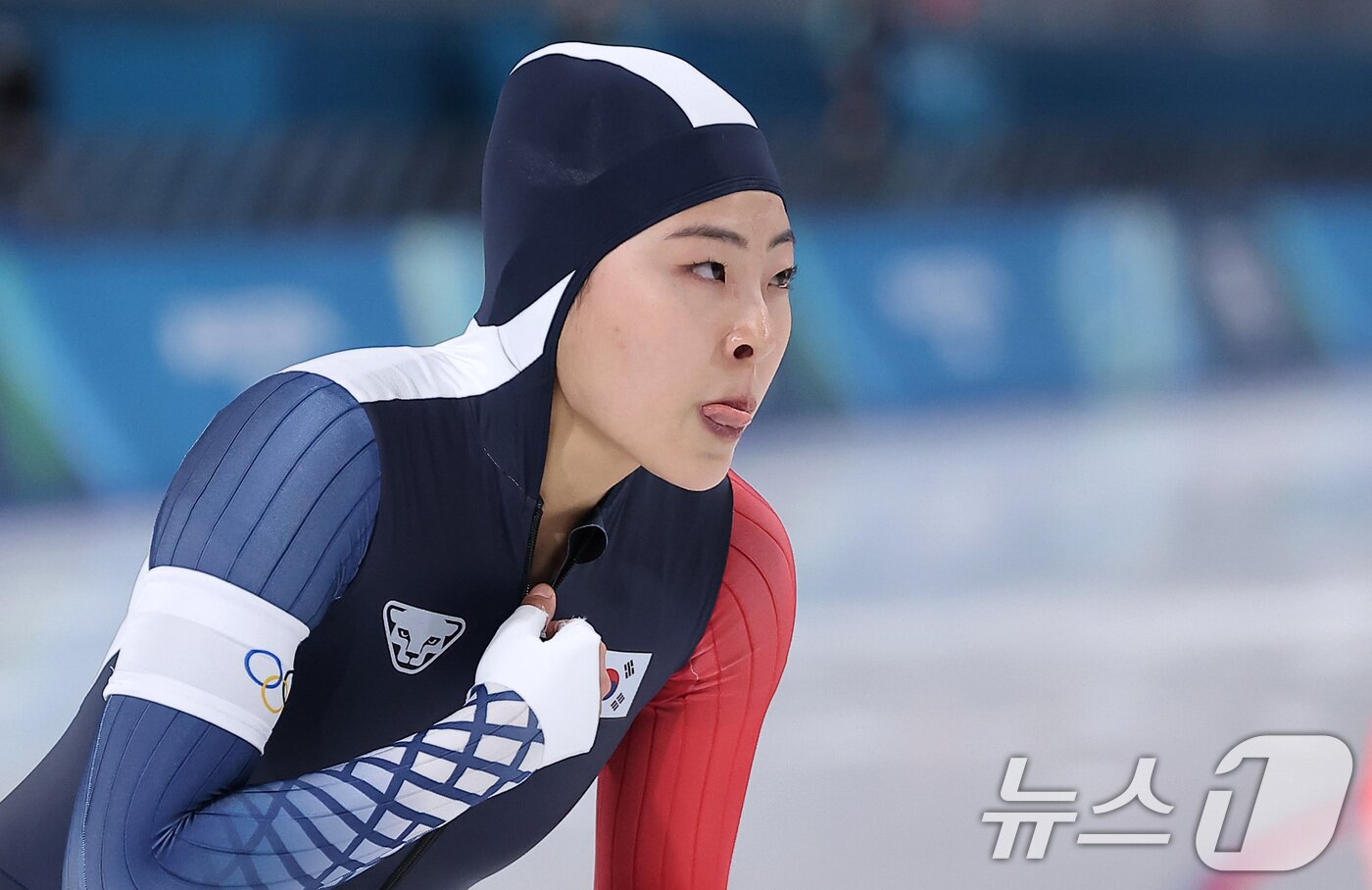 본문 이미지 - 스피드스케이팅 이나현이 15일(현지시간) 이탈리아 밀라노 스피드스케이팅 스타디움 열린 2026 밀라노·코르티나담페초 동계올림픽 스피드스케이팅 여자 500m를 마친 후 기록을 확인하고 있다. 2026.2.16 ⓒ 뉴스1 김성진 기자