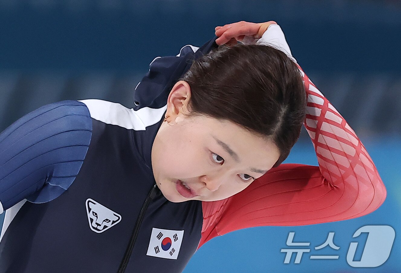 본문 이미지 - 스피드스케이팅 김민선이 15일(현지시간) 이탈리아 밀라노 스피드스케이팅 스타디움 열린 2026 밀라노·코르티나담페초 동계올림픽 스피드스케이팅 여자 500m를 마친 후 기록을 확인하고 있다. 2026.2.16 ⓒ 뉴스1 김성진 기자