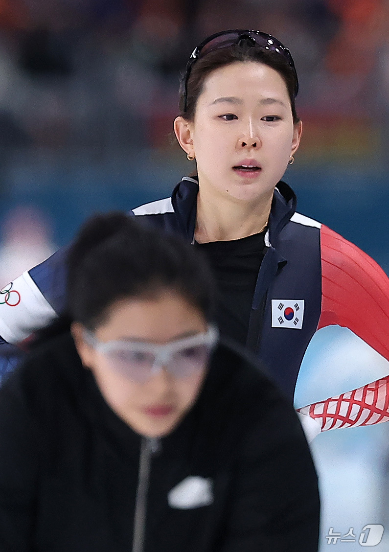 (밀라노=뉴스1) 김성진 기자 = 스피드스케이팅 김민선(오른쪽)이 15일(현지시간) 이탈리아 밀라노 스피드스케이팅 스타디움 열린 2026 밀라노·코르티나담페초 동계올림픽 스피드스케 …