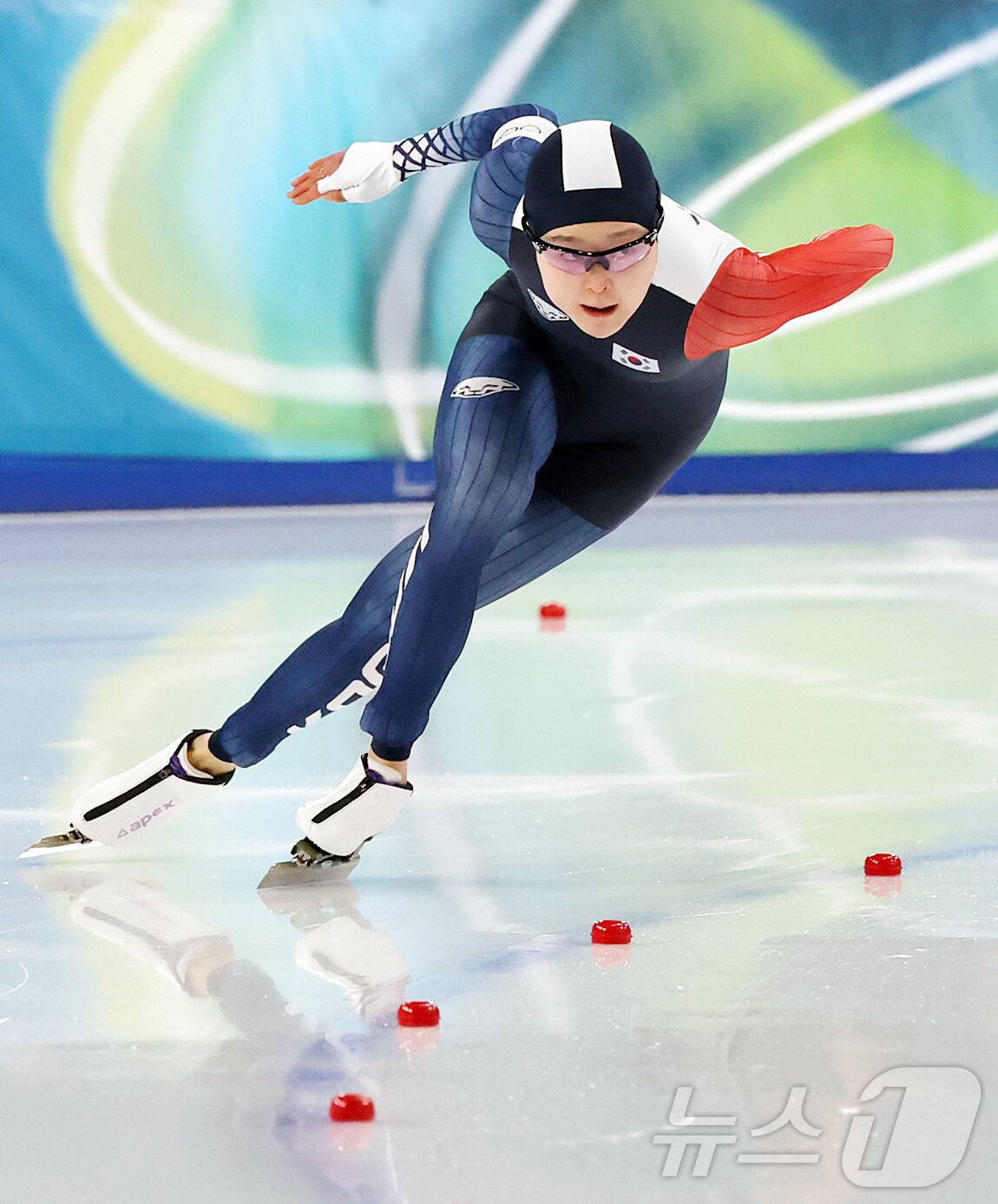 본문 이미지 - 스피드스케이팅 김민선이 15일(현지시간) 이탈리아 밀라노 스피드스케이팅 스타디움 열린 2026 밀라노·코르티나담페초 동계올림픽 스피드스케이팅 여자 500m에서 질주하고 있다. 김민선은 38초01로 결승선을 통과하며 최종 14위로 경기를 마쳤다. 2026.2.16 ⓒ 뉴스1 김진환 기자