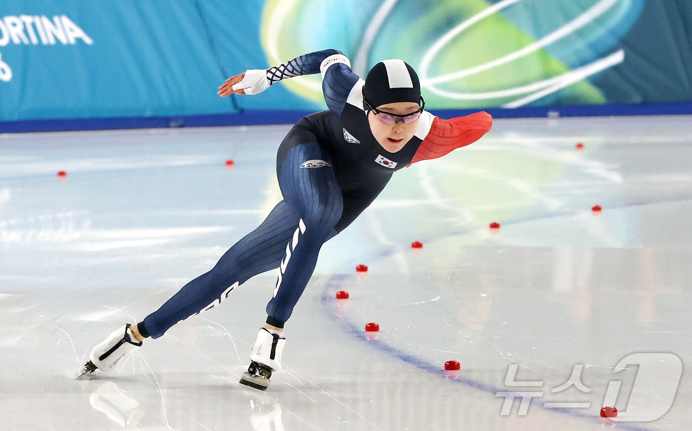 본문 이미지 - 스피드스케이팅 김민선이 15일(현지시간) 이탈리아 밀라노 스피드스케이팅 스타디움 열린 2026 밀라노·코르티나담페초 동계올림픽 스피드스케이팅 여자 500m에서 질주하고 있다. 김민선은 38초01로 결승선을 통과하며 최종 14위로 경기를 마쳤다. 2026.2.16 ⓒ 뉴스1 김진환 기자