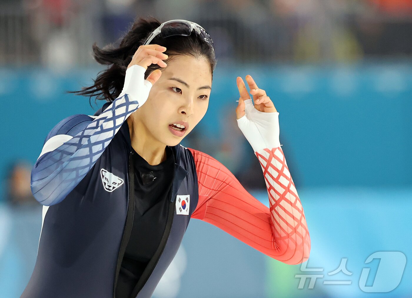 본문 이미지 - 스피드스케이팅 이나현이 15일(현지시간) 이탈리아 밀라노 스피드스케이팅 스타디움 열린 2026 밀라노·코르티나담페초 동계올림픽 스피드스케이팅 여자 500m 경기를 마친 뒤 아쉬워하고 있다. 김민선은 38초01로 결승선을 통과하며 최종 14위로 경기를 마쳤다. 2026.2.16 ⓒ 뉴스1 김진환 기자