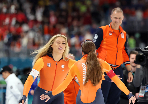 펨케 콕 축하해주는 유타 레이르담