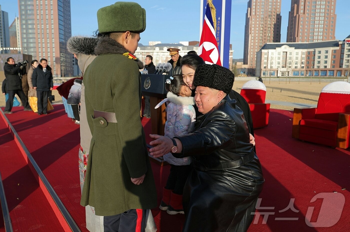 본문 이미지 - (평양 노동신문=뉴스1) = 북한 노동당 기관지 노동신문은 16일 "새별거리 준공식이 2월 15일 성대히 진행됐다＂며 ＂김정은 동지께서 준공식에 참석했다＂고 보도했다. 현장에는 딸 주애와 해외작전부대 지휘관, 전투원과 공병부대 관병, 국방성 지휘관, 각급 인민둔 부대 장병들 등이 참석했다. [국내에서만 사용가능. 재배포 금지. DB 금지. For Use Only in the Republic of Korea. Redistribution Prohibited] rodongphoto@news1.kr