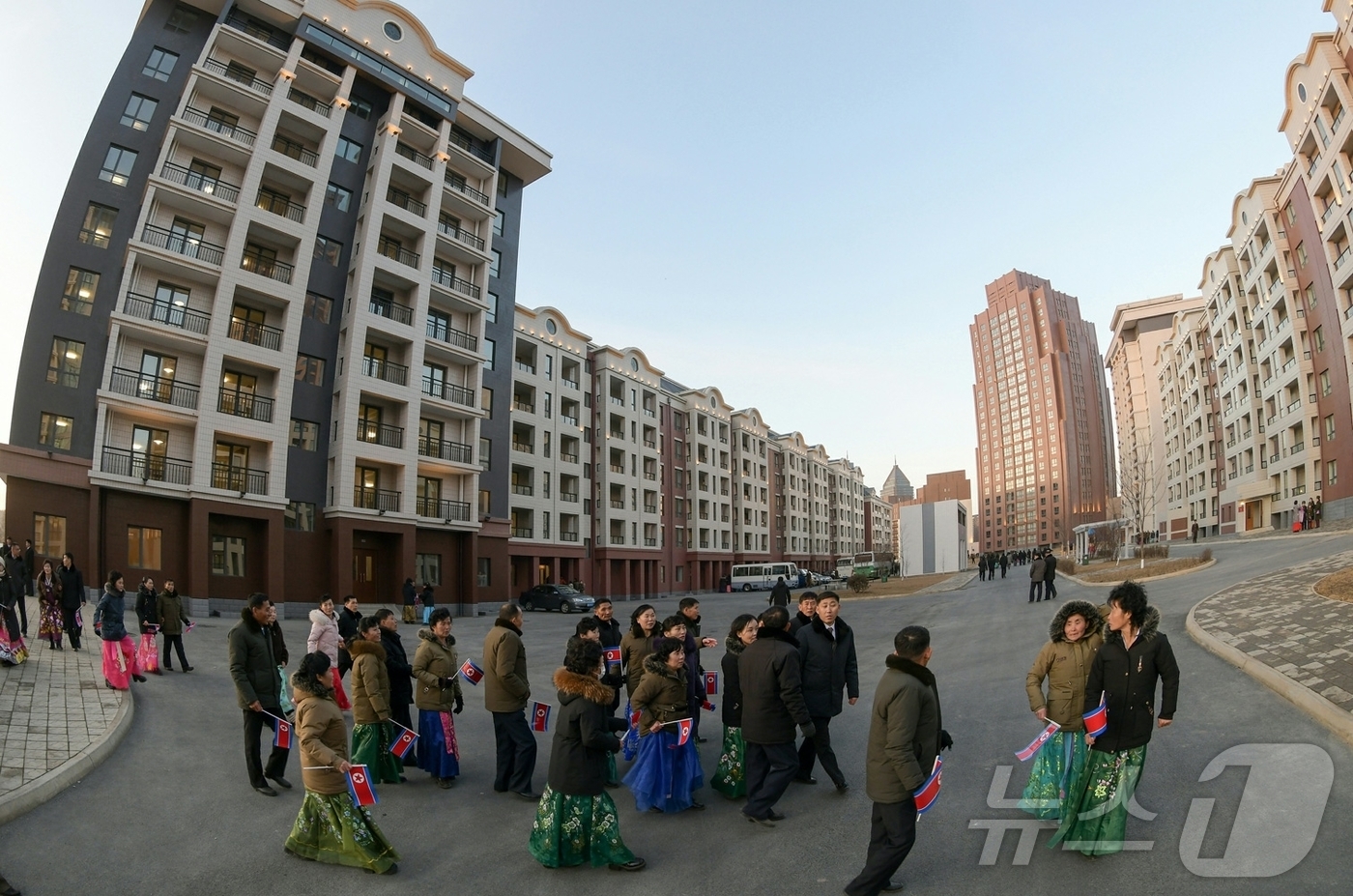 (평양 노동신문=뉴스1) = 북한 노동당 기관지 노동신문은 16일 "새별거리 준공식이 2월 15일 성대히 진행됐다"며 "김정은 동지께서 준공식에 참석했다"고 보도했다. 현장에는 딸 …