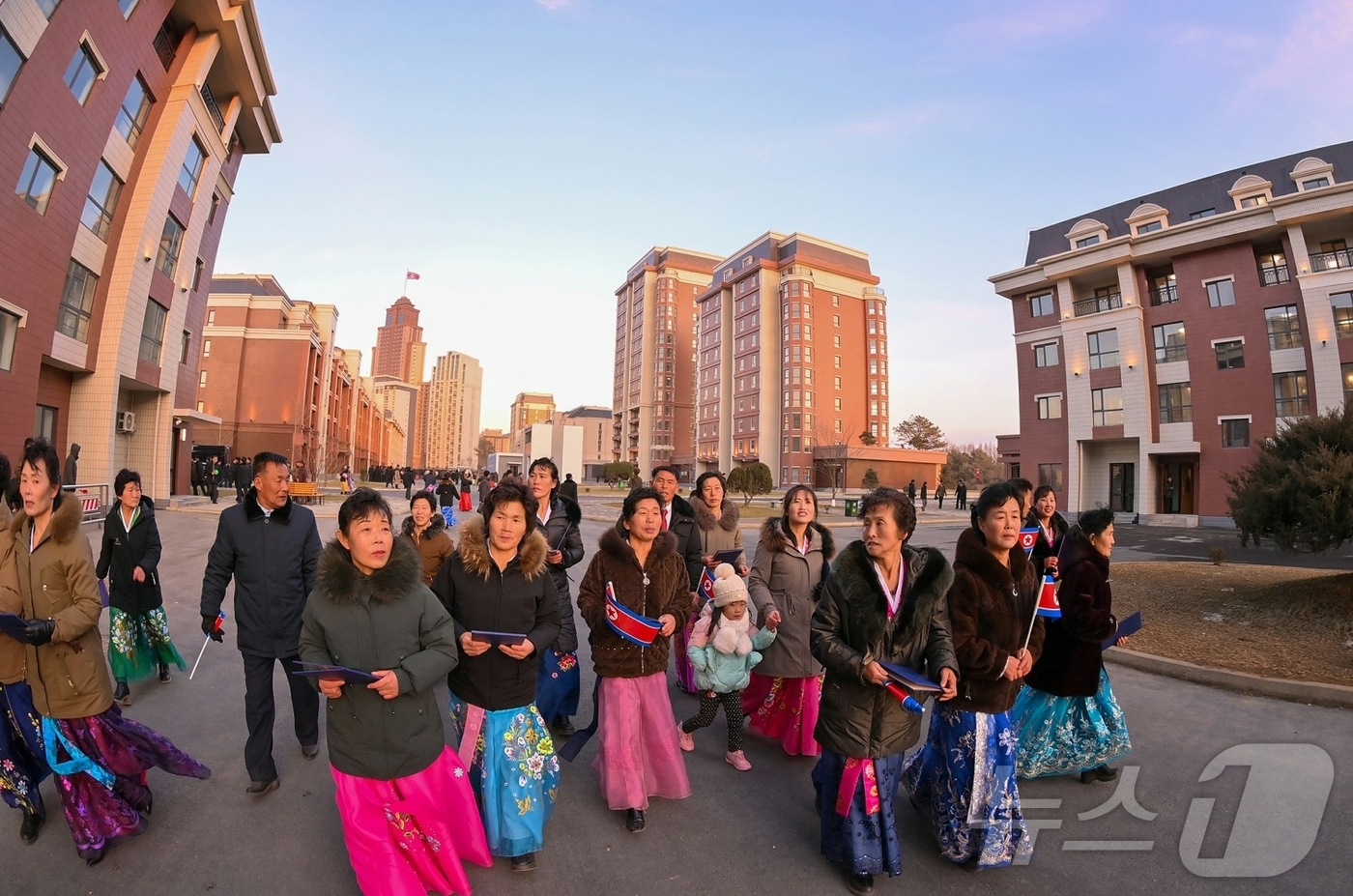 (평양 노동신문=뉴스1) = 북한 노동당 기관지 노동신문은 16일 "새별거리 준공식이 2월 15일 성대히 진행됐다"며 "김정은 동지께서 준공식에 참석했다"고 보도했다. 현장에는 딸 …