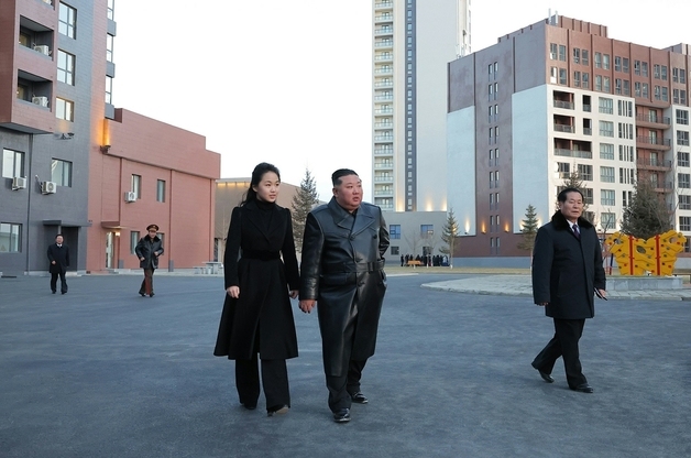 김정은, 딸 주애와 '러 파병 전사자 주택' 새별거리 준공식 참석(종합)