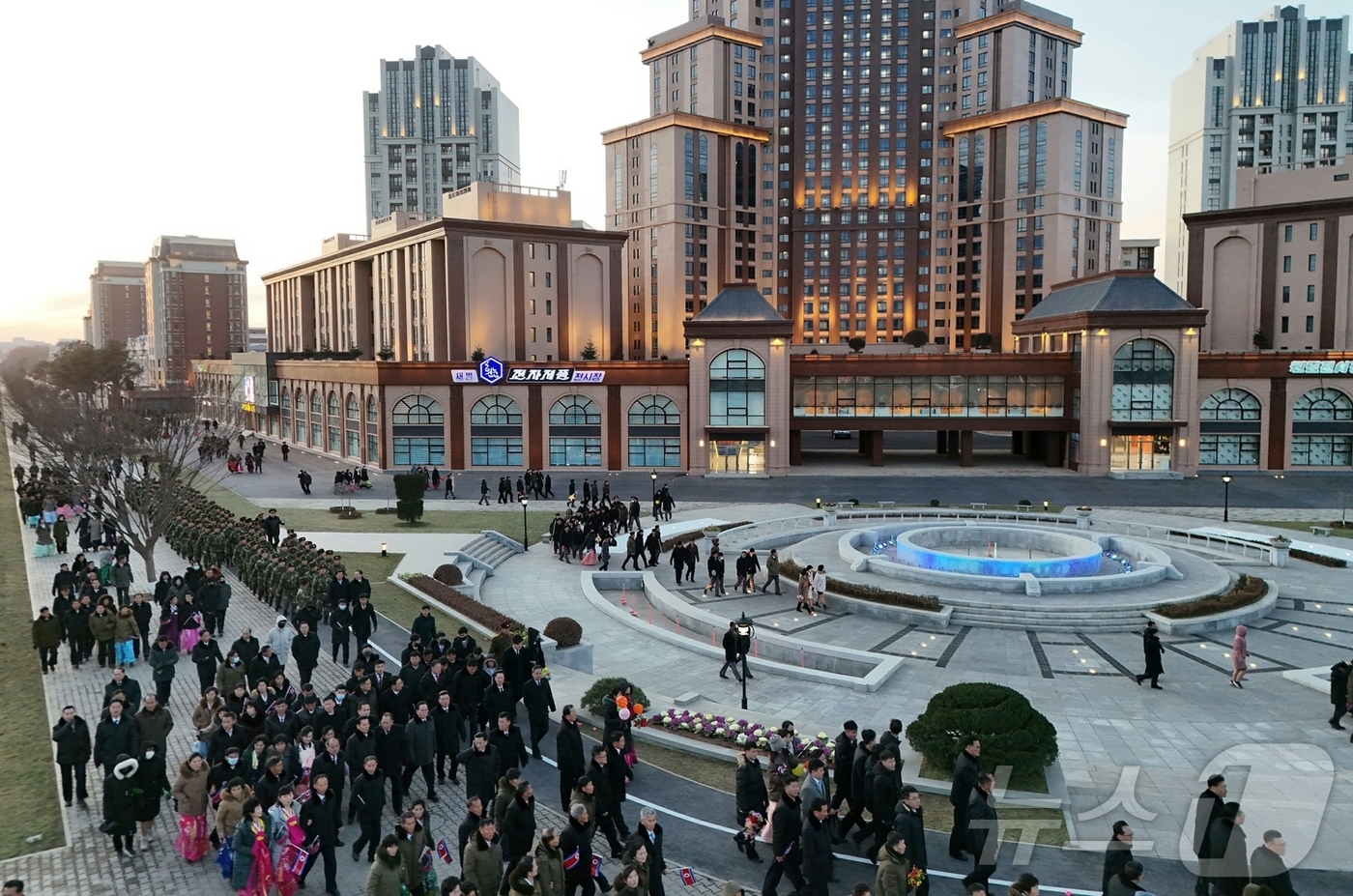 (평양 노동신문=뉴스1) = 북한 노동당 기관지 노동신문은 16일 "새별거리 준공식이 2월 15일 성대히 진행됐다"며 "김정은 동지께서 준공식에 참석했다"고 보도했다. 현장에는 딸 …