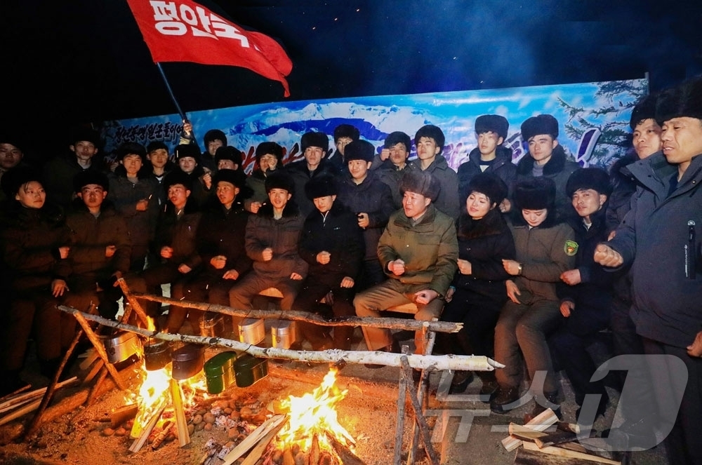 (평양 노동신문=뉴스1) = 북한 노동당 기관지 노동신문은 16일 전국청년학생들의 백두산지구 혁명전적지 답사행군대가 전날 백두산밀영고향집을 방문했다고 보도했다. 신문은 "백두광명성 …