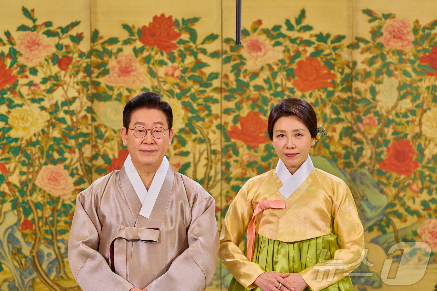 (서울=뉴스1) 이재명 기자 = 이재명 대통령과 김혜경 여사가 17일 국민들에게 설 명절 인사를 하고 있다. (청와대 제공. 재판매 및 DB 금지) 2026.2.17/뉴스1