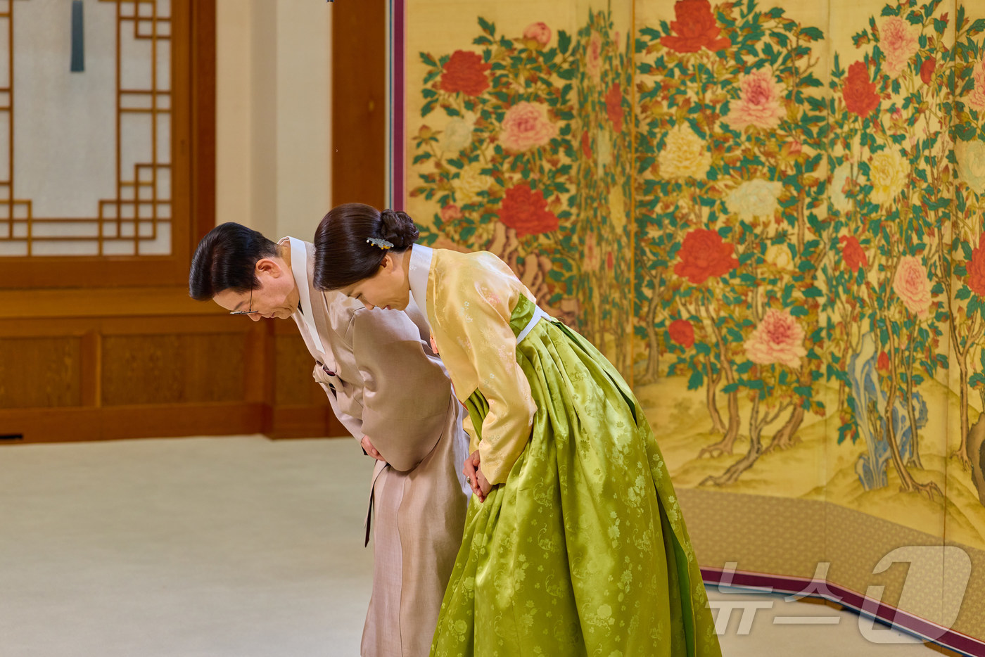 (서울=뉴스1) 이재명 기자 = 이재명 대통령과 김혜경 여사가 17일 국민들에게 설 명절 인사를 하고 있다. (청와대 제공. 재판매 및 DB 금지) 2026.2.17/뉴스1