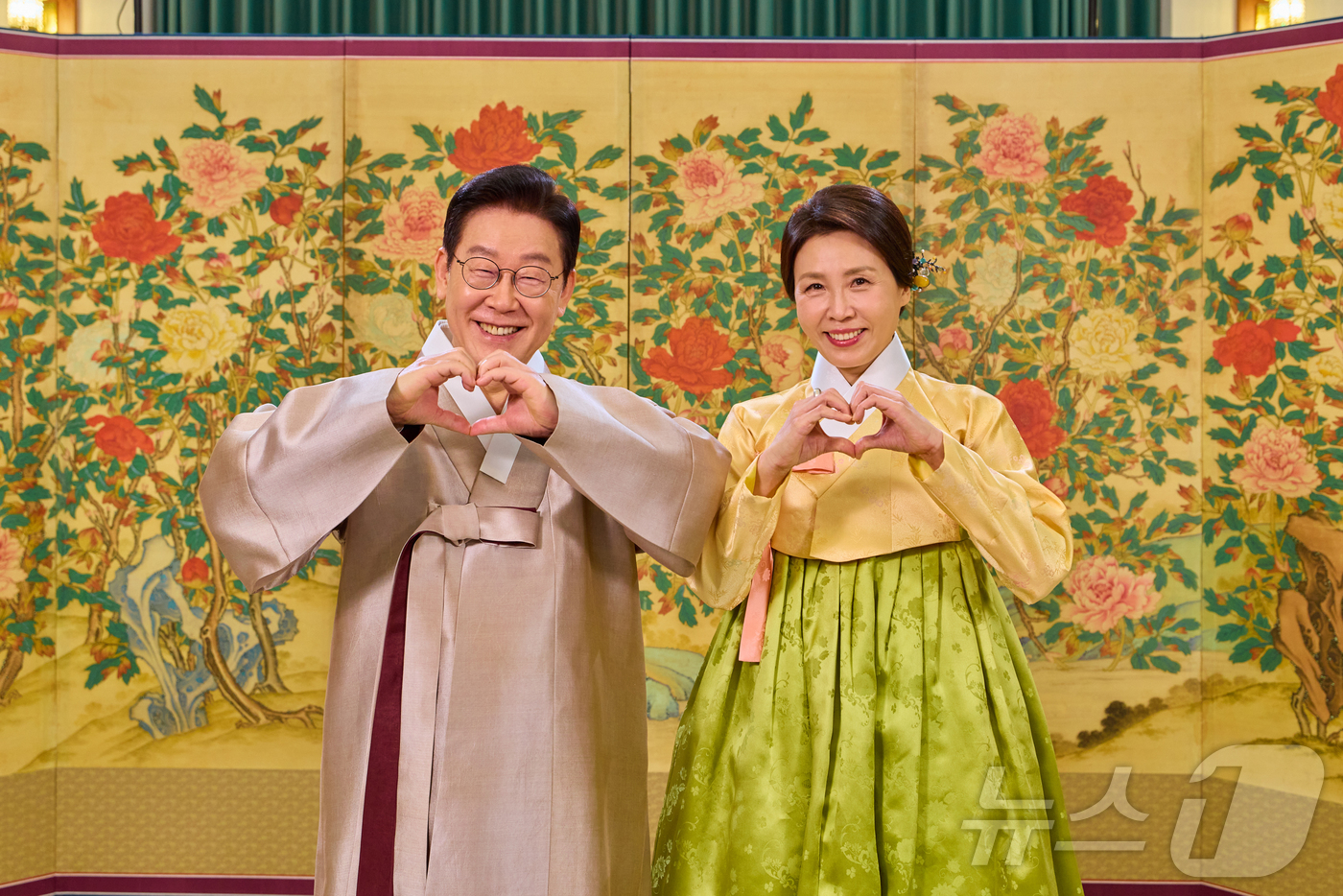 (서울=뉴스1) 이재명 기자 = 이재명 대통령과 김혜경 여사가 17일 국민들에게 설 명절 인사를 하고 있다. (청와대 제공. 재판매 및 DB 금지) 2026.2.17/뉴스1