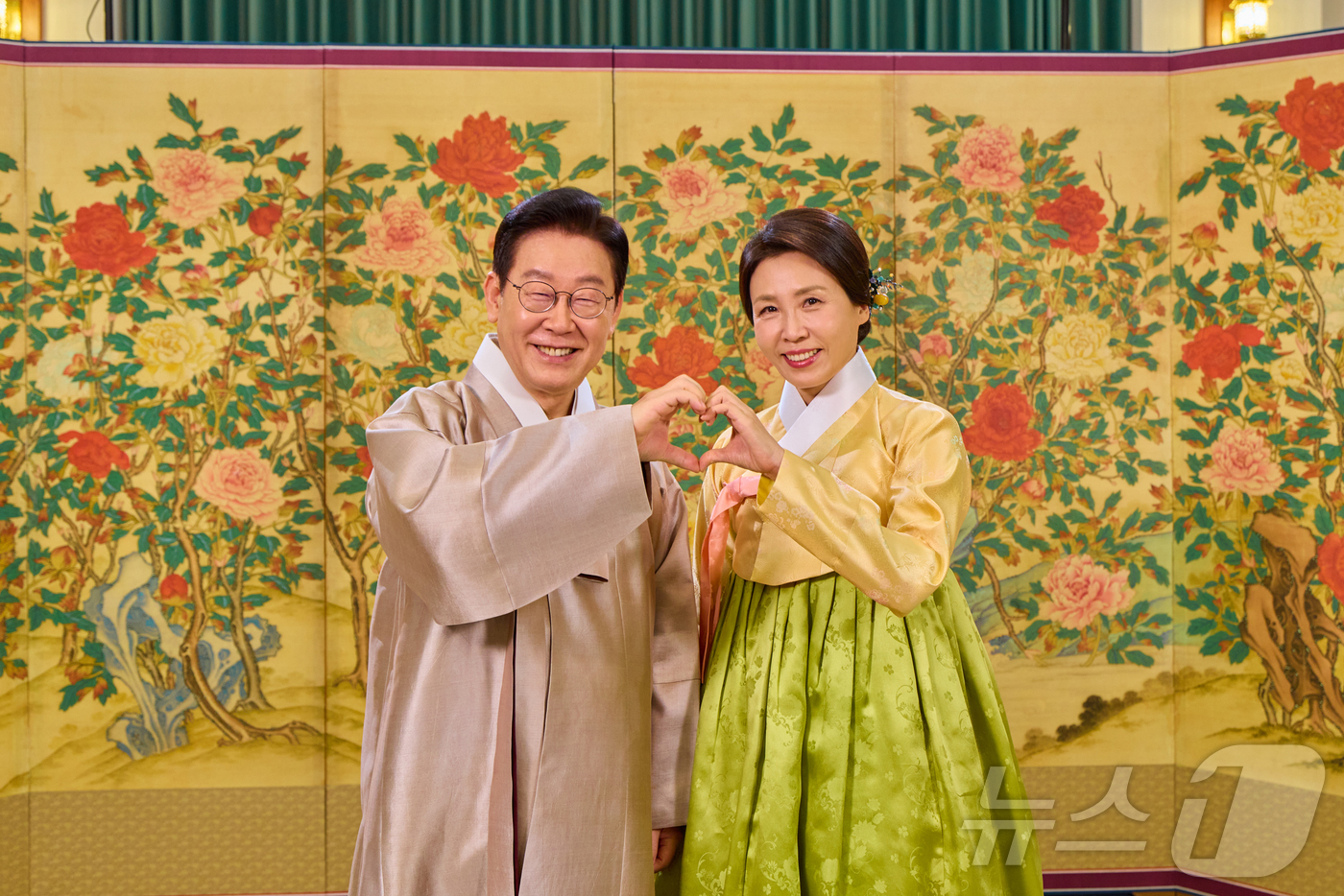 (서울=뉴스1) 이재명 기자 = 이재명 대통령과 김혜경 여사가 17일 국민들에게 설 명절 인사를 하고 있다. (청와대 제공. 재판매 및 DB 금지) 2026.2.17/뉴스1