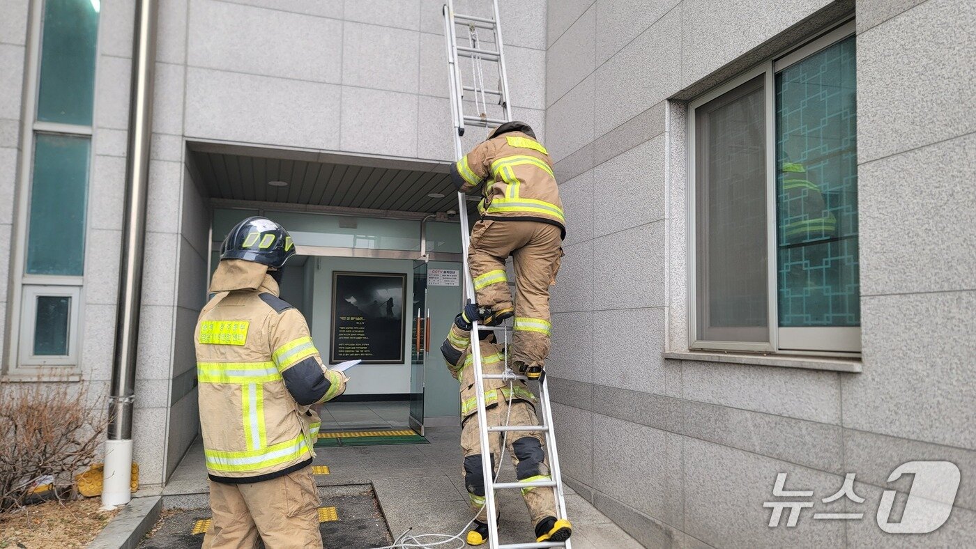 본문 이미지 - 청주동부소방서 영운119안전센터 화재진압 전술 훈련./뉴스1 임양규 기자