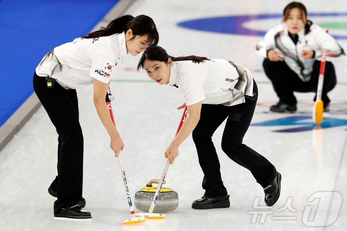 본문 이미지 - 설날 덴마크와 맞대결하는 여자 컬링.  ⓒ AFP=뉴스1