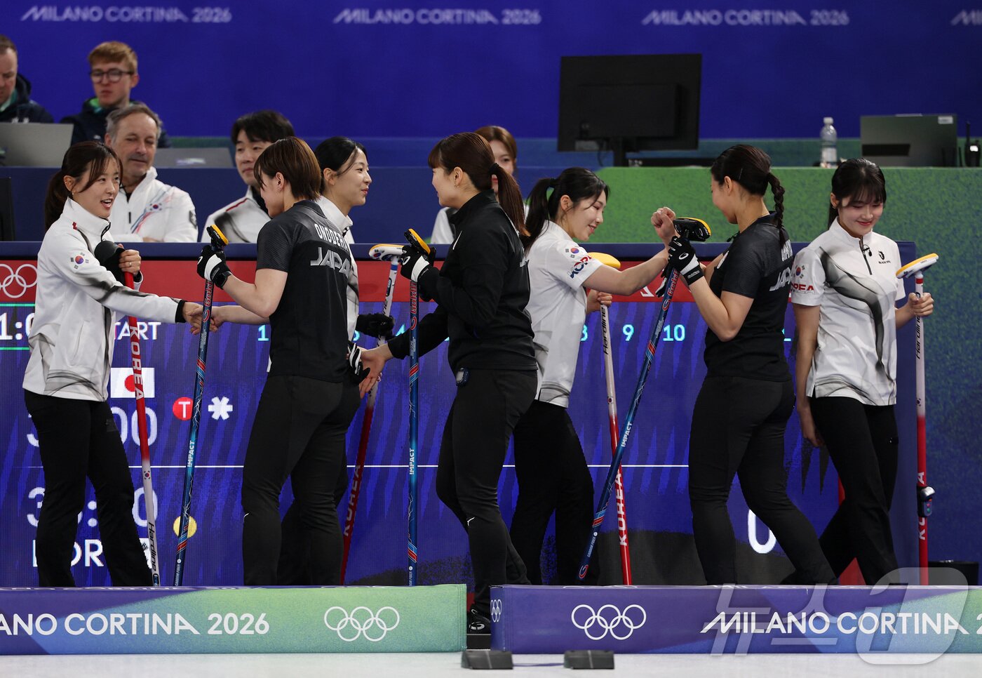 본문 이미지 - 한국 여자 컬링 대표팀은 15일 열린 2026 밀라노·코르티나담페초 동계 올림픽 라운드로빈 일본전에서 7-5로 이겼다. ⓒ 로이터=뉴스1