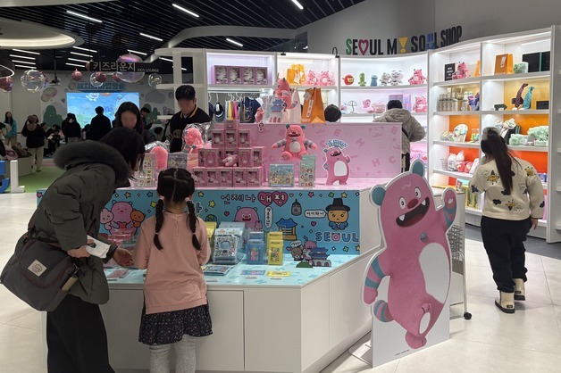 설 연휴 이틀간 4650명 방문…관광 명소된 시청 지하 '서울갤러리'