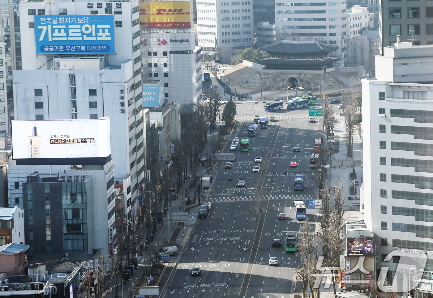 (서울=뉴스1) 김민지 기자 = 설 연휴 셋째 날인 16일 오전 서울 중구 숭례문 인근이 한산한 모습을 보이고 있다. 2026.2.16/뉴스1