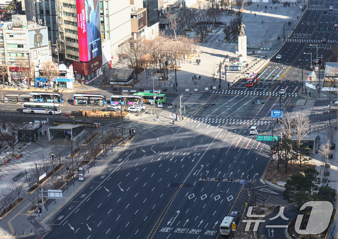 (서울=뉴스1) 김민지 기자 = 설 연휴 셋째 날인 16일 오전 서울 광화문 세종대로가 한산한 모습을 보이고 있다. 2026.2.16/뉴스1