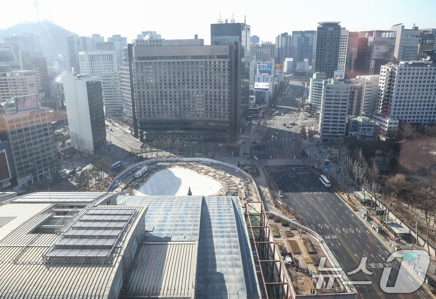 (서울=뉴스1) 김민지 기자 = 설 연휴 셋째 날인 16일 오전 서울 중구 서울시청 인근 도로가 한산한 모습을 보이고 있다. 2026.2.16/뉴스1