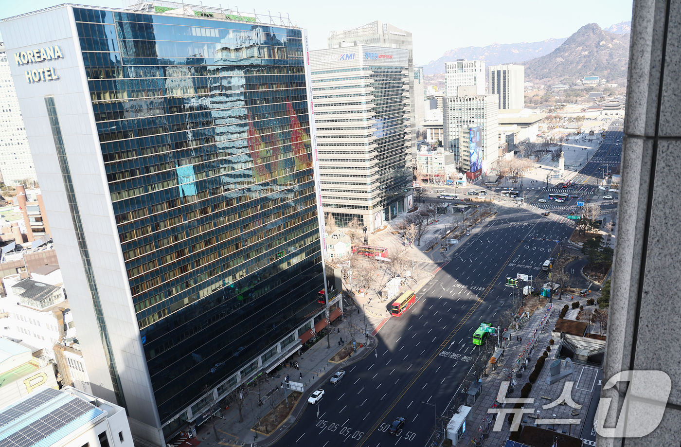 (서울=뉴스1) 김민지 기자 = 설 연휴 셋째 날인 16일 오전 서울 광화문 세종대로가 한산한 모습을 보이고 있다. 2026.2.16/뉴스1