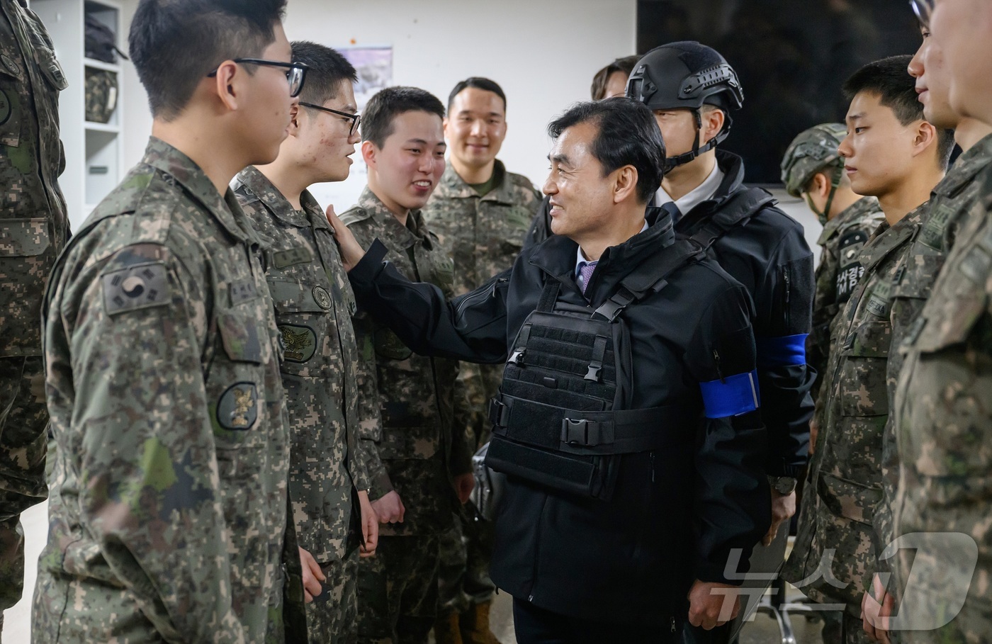 (서울=뉴스1) = 안규백 국방부 장관이 지난 15일 육군 25사단 GP를 방문해 장병들을 격려하고 있다. (국방부 제공. 재판매 및 DB금지) 2026.2.16/뉴스1