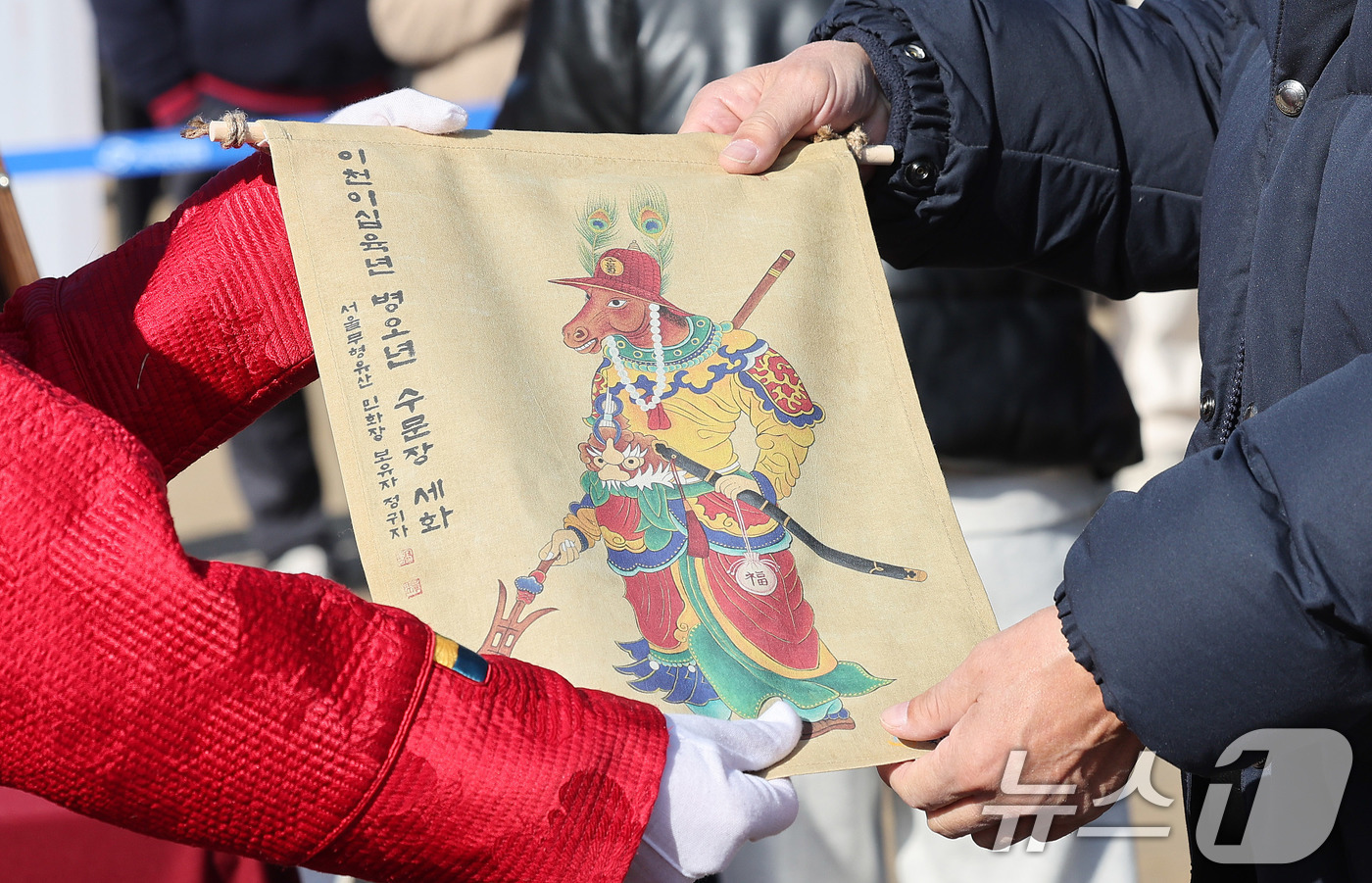 (서울=뉴스1) 박지혜 기자 = 설연휴 첫 날인 16일 서울 경복궁 흥례문 광장에서 한 해 행운이 깃들기를 바라며 그림을 나누는 '2026년 병오년 설맞이 세화 나눔' 행사가 진행 …