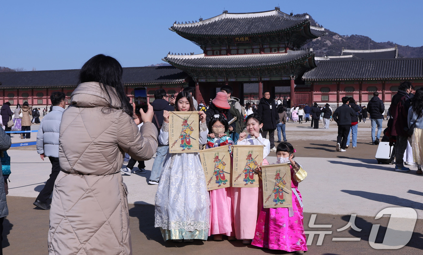 (서울=뉴스1) 박지혜 기자 = 설 연휴 첫날인 16일 서울 경복궁 흥례문 광장에서 열린 ‘2026년 병오년 설맞이 세화 나눔’ 행사에서 어린이들이 세화를 받은 뒤 기념 촬영을 하 …