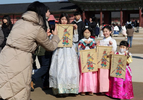 [오늘의 날씨] 부산·경남(17일, 화)…낮 최고 11~13도, 포근한 설날