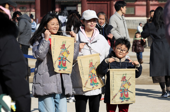 설맞이 병오년 세화 들고