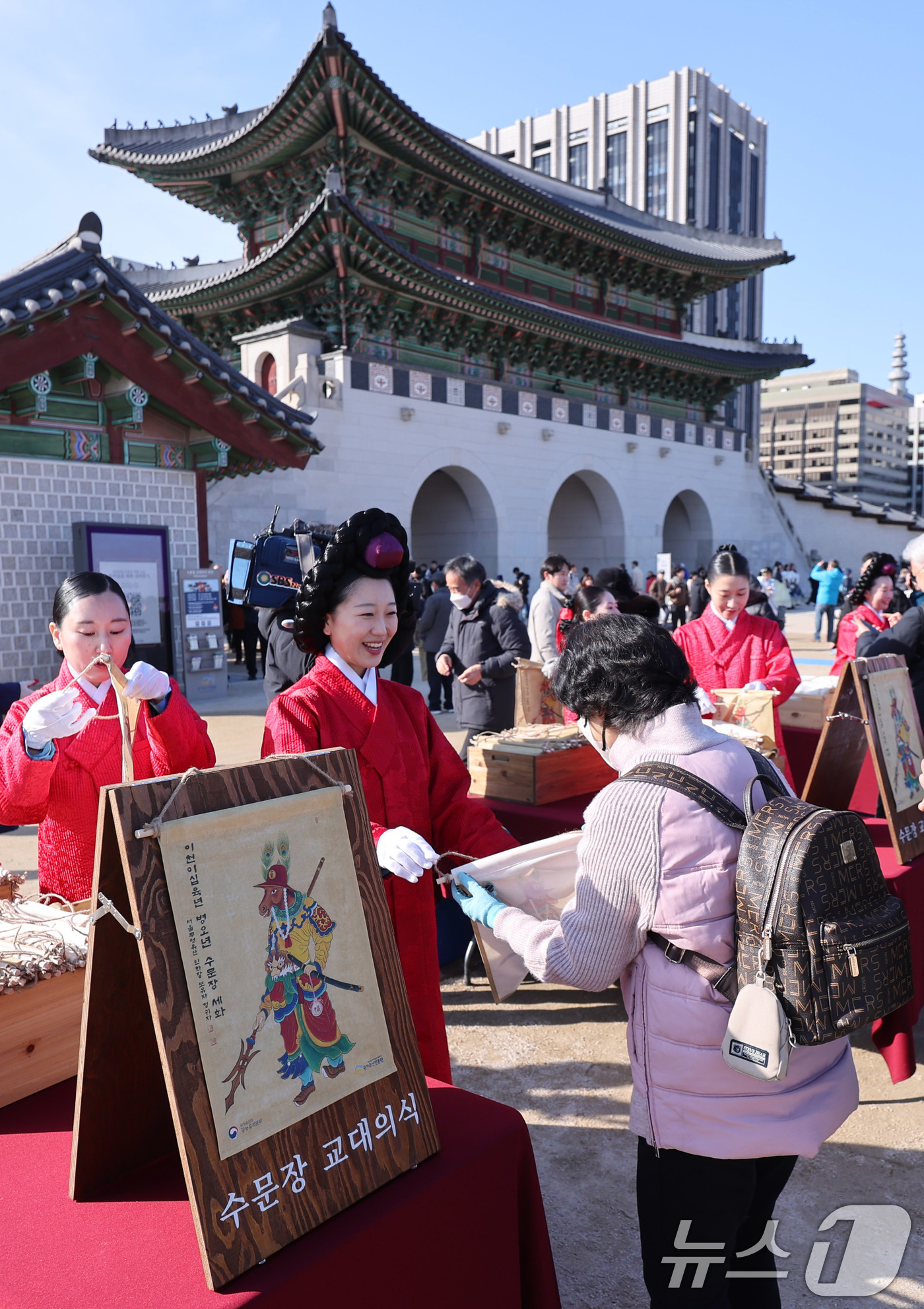(서울=뉴스1) 박지혜 기자 = 설연휴 첫 날인 16일 서울 경복궁 흥례문 광장에서 한 해 행운이 깃들기를 바라며 그림을 나누는 '2026년 병오년 설맞이 세화 나눔' 행사가 진행 …