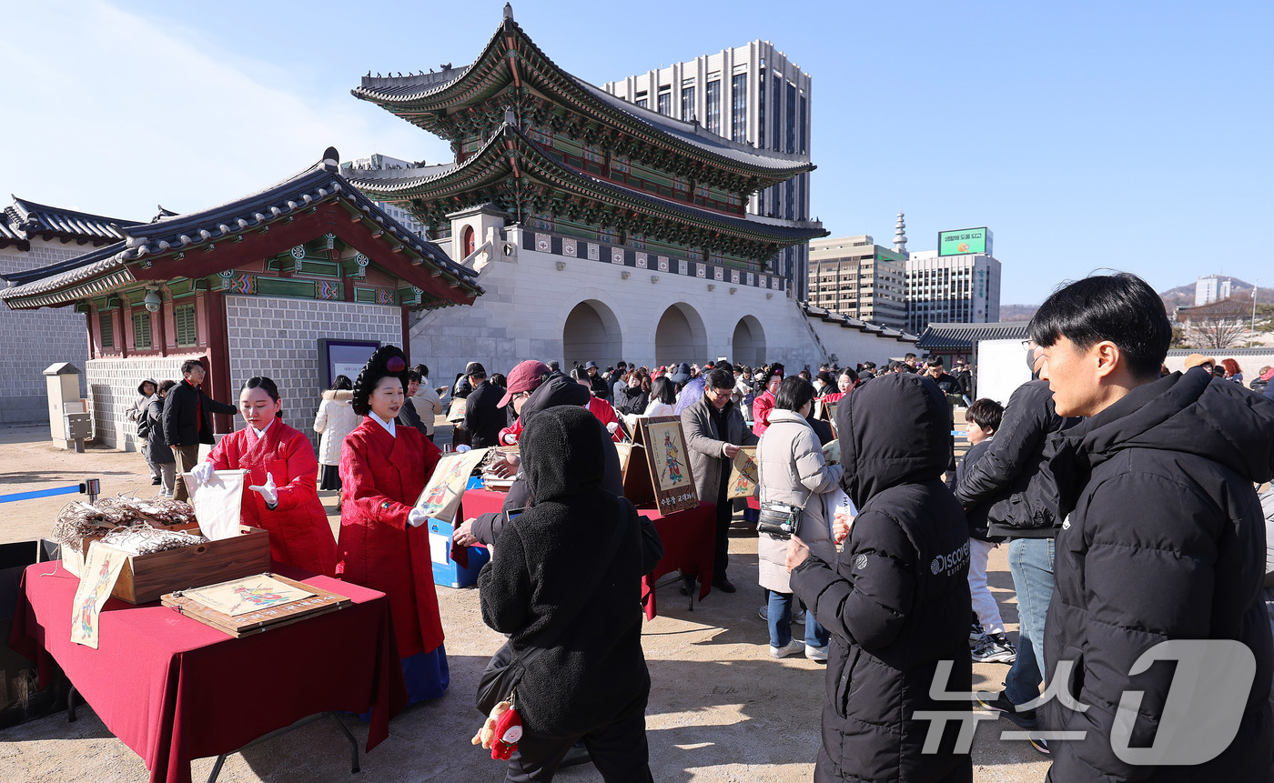 (서울=뉴스1) 박지혜 기자 = 설연휴 첫 날인 16일 서울 경복궁 흥례문 광장에서 한 해 행운이 깃들기를 바라며 그림을 나누는 '2026년 병오년 설맞이 세화 나눔' 행사가 진행 …