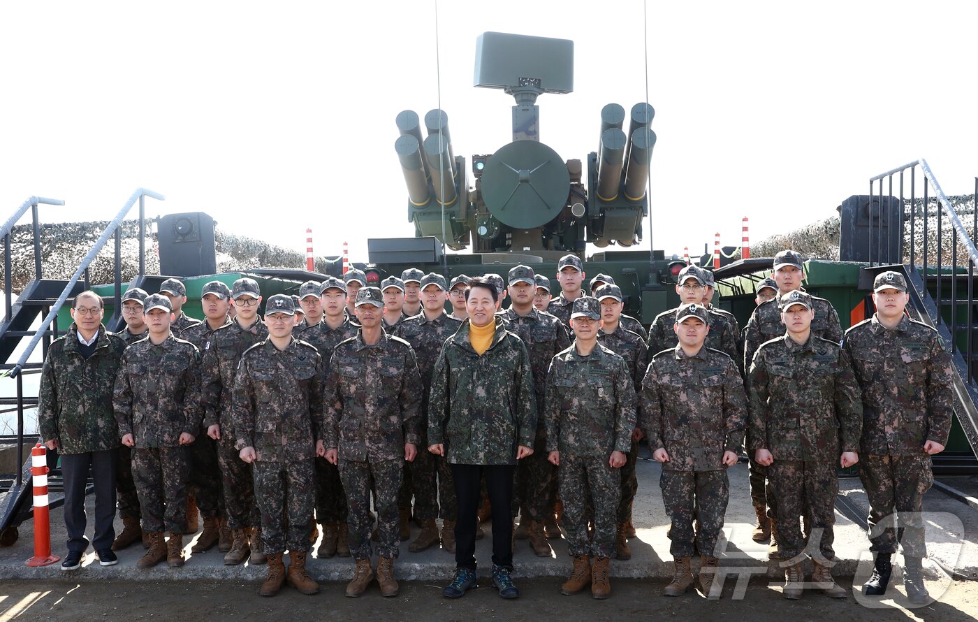 본문 이미지 - 오세훈 서울시장이 설 연휴인 16일 오후 서울 1방공여단 방공진지를 방문해 단거리 지대공 유도무기 '천마'에 대한 설명을 들은 후 군 장병들과 함께 사진을 찍고 있다. 2026.2.16 ⓒ 뉴스1 김민지 기자