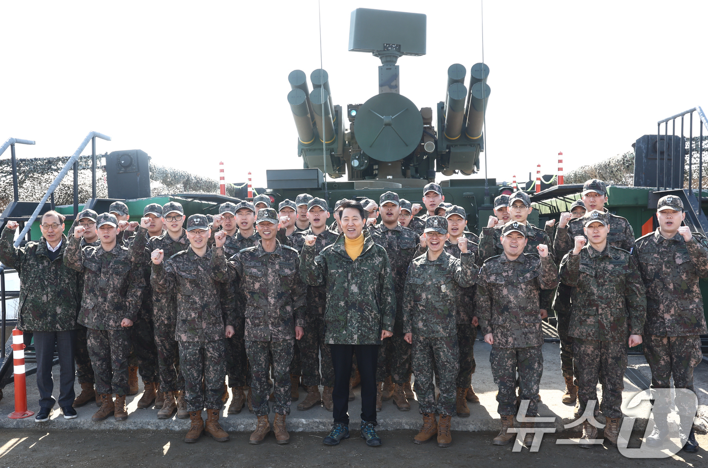 (서울=뉴스1) 김민지 기자 = 오세훈 서울시장이 설 연휴인 16일 오후 서울 1방공여단 방공진지를 방문해 단거리 지대공 유도무기 '천마'에 대한 설명을 들은 후 군 장병들과 함께 …