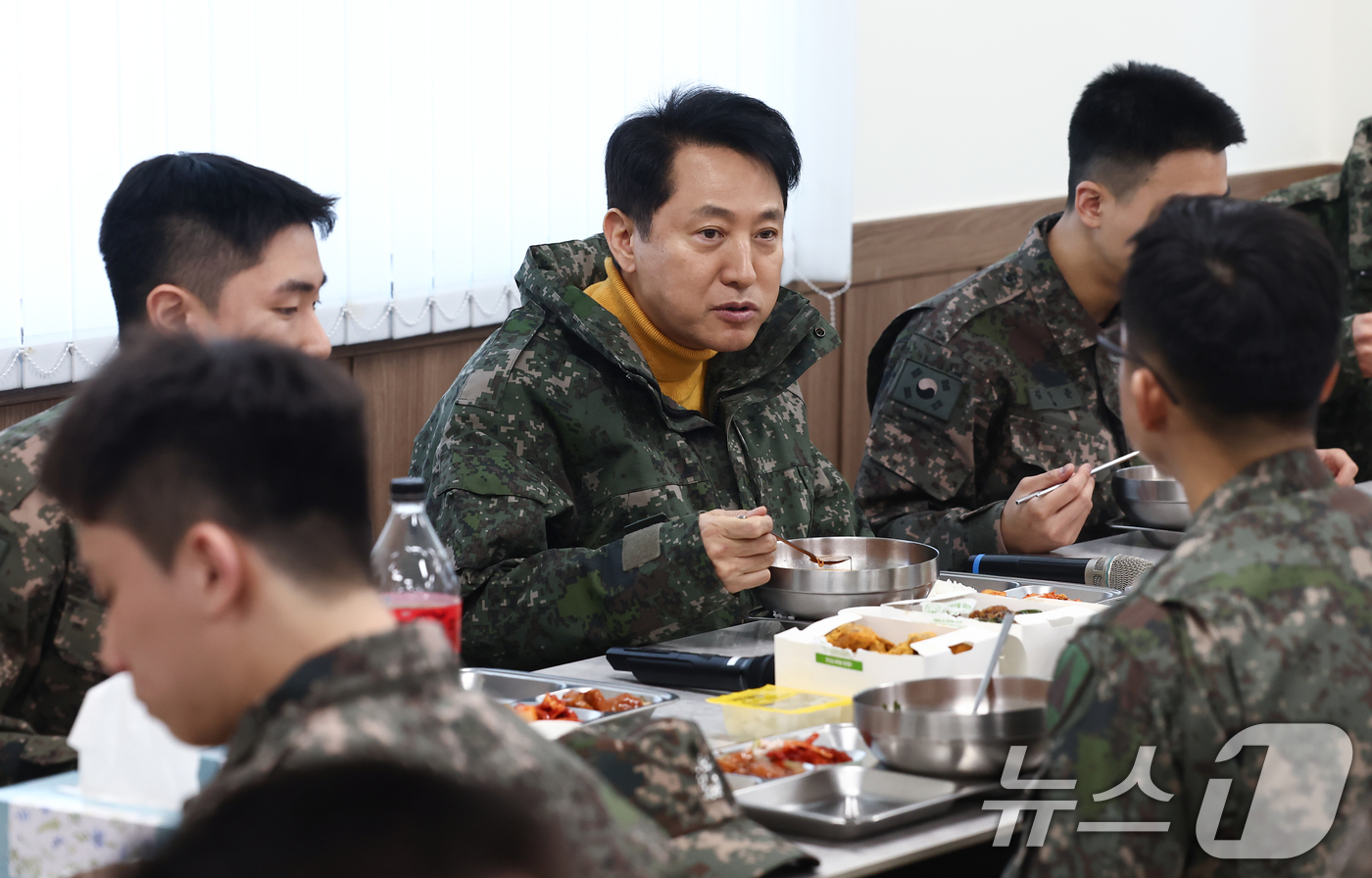(서울=뉴스1) 김민지 기자 = 오세훈 서울시장이 설 연휴인 16일 오후 서울 1방공여단 방공진지를 방문해 군 장병들과 식사를 하고 있다.  2026.2.16/뉴스1