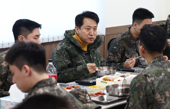 설 명절 맞아 군 장병들과 식사하는 오세훈 시장