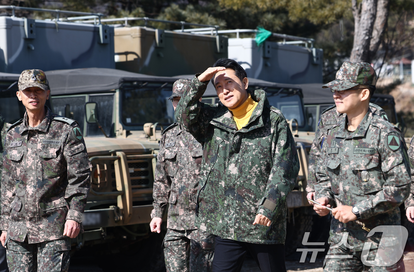 (서울=뉴스1) 김민지 기자 = 오세훈 서울시장이 설 연휴인 16일 오후 서울 1방공여단 방공진지를 방문해 군 시설을 둘러보고 있다. 2026.2.16/뉴스1