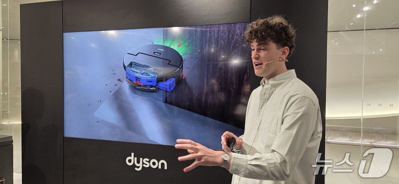 본문 이미지 - 네이슨 로슨 맥클린 다이슨 시니어 디자인 매니저가 22일 여의도 더현대 서울 팝업스토어에서 다이슨 스팟앤스크럽(Spot+Scrub) Ai 로봇 청소기를 소개하고 있다. 2026.1.22/뉴스1