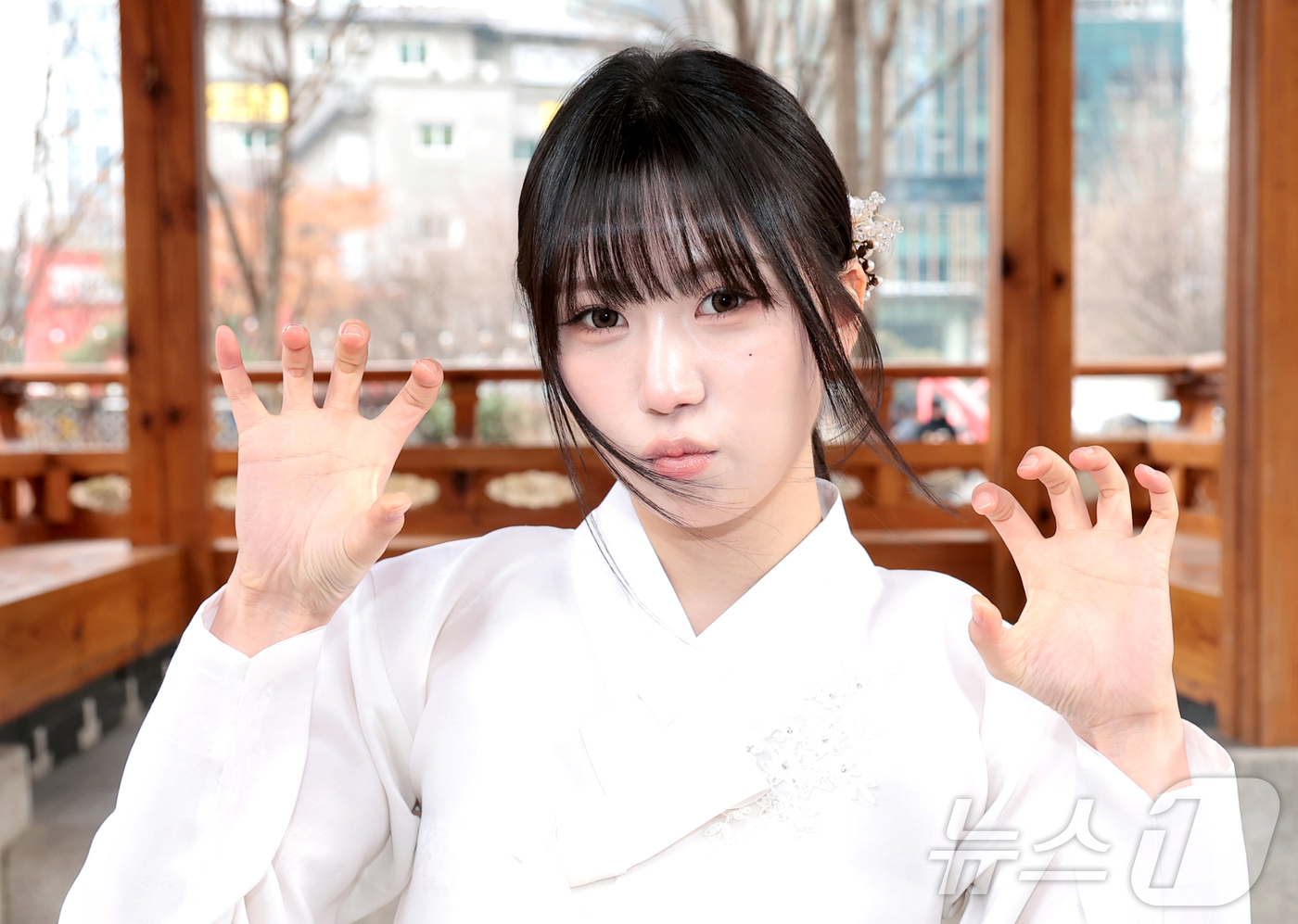 (서울=뉴스1) 권현진 기자 = 걸그룹 이프아이(ifeye) 태린이 서울 종로구 뉴스1 인근에서 한복을 곱게 차려입고 새해 인사를 전하고 있다. 2026.2.16/뉴스1