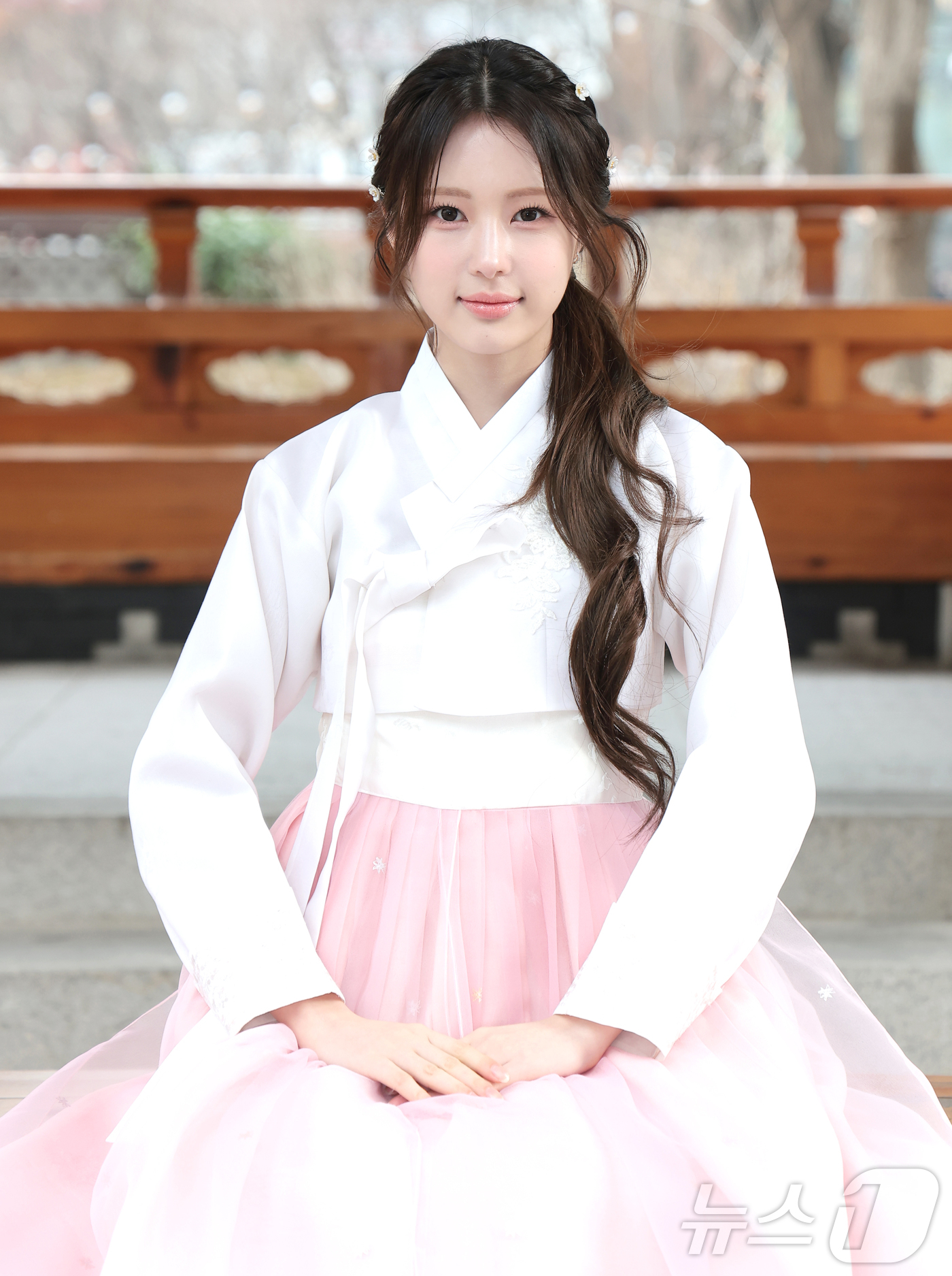 (서울=뉴스1) 권현진 기자 = 걸그룹 이프아이(ifeye) 원하연이 서울 종로구 뉴스1 인근에서 한복을 곱게 차려입고 새해 인사를 전하고 있다. 2026.2.16/뉴스1