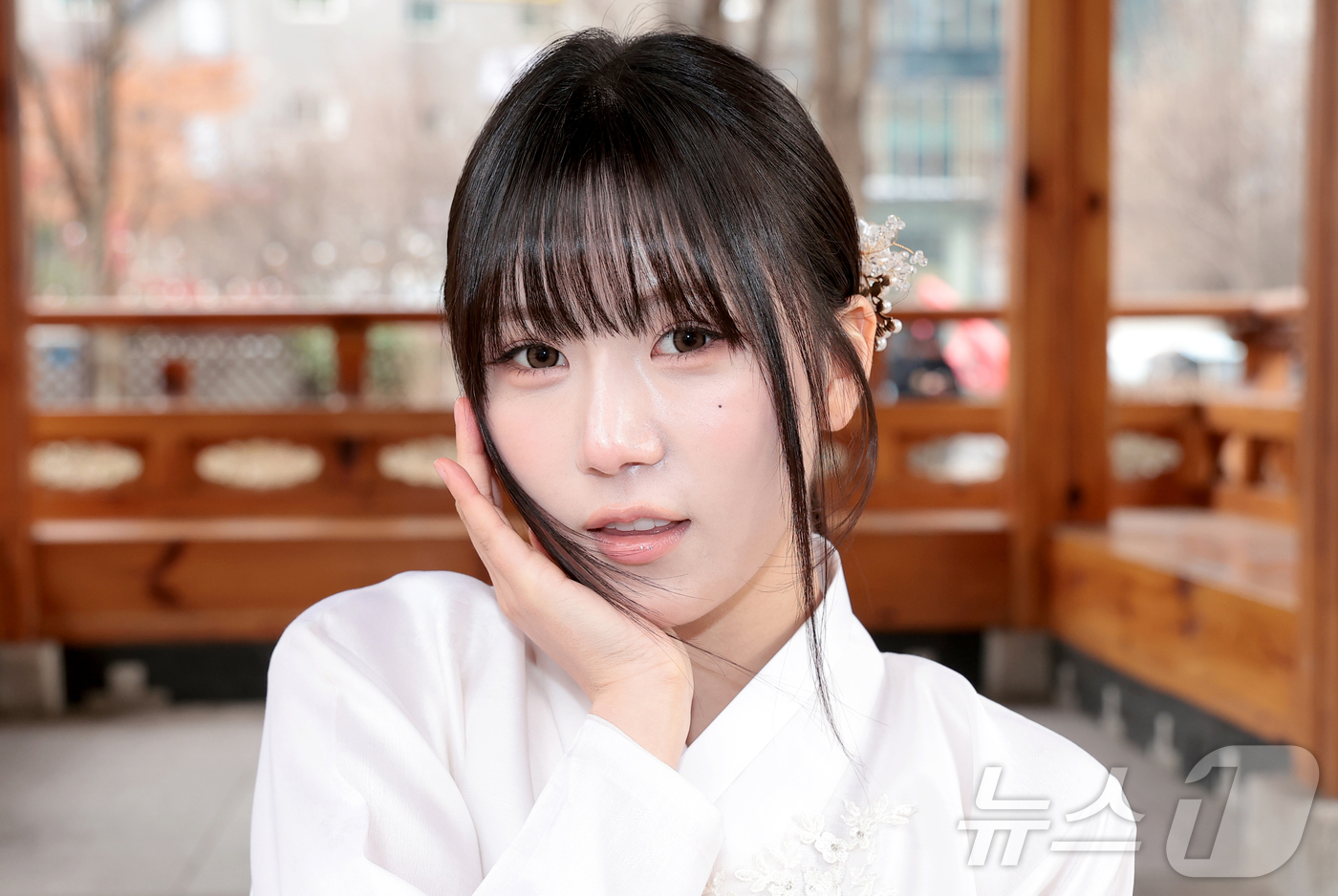 (서울=뉴스1) 권현진 기자 = 걸그룹 이프아이(ifeye) 태린이 서울 종로구 뉴스1 인근에서 한복을 곱게 차려입고 새해 인사를 전하고 있다. 2026.2.16/뉴스1