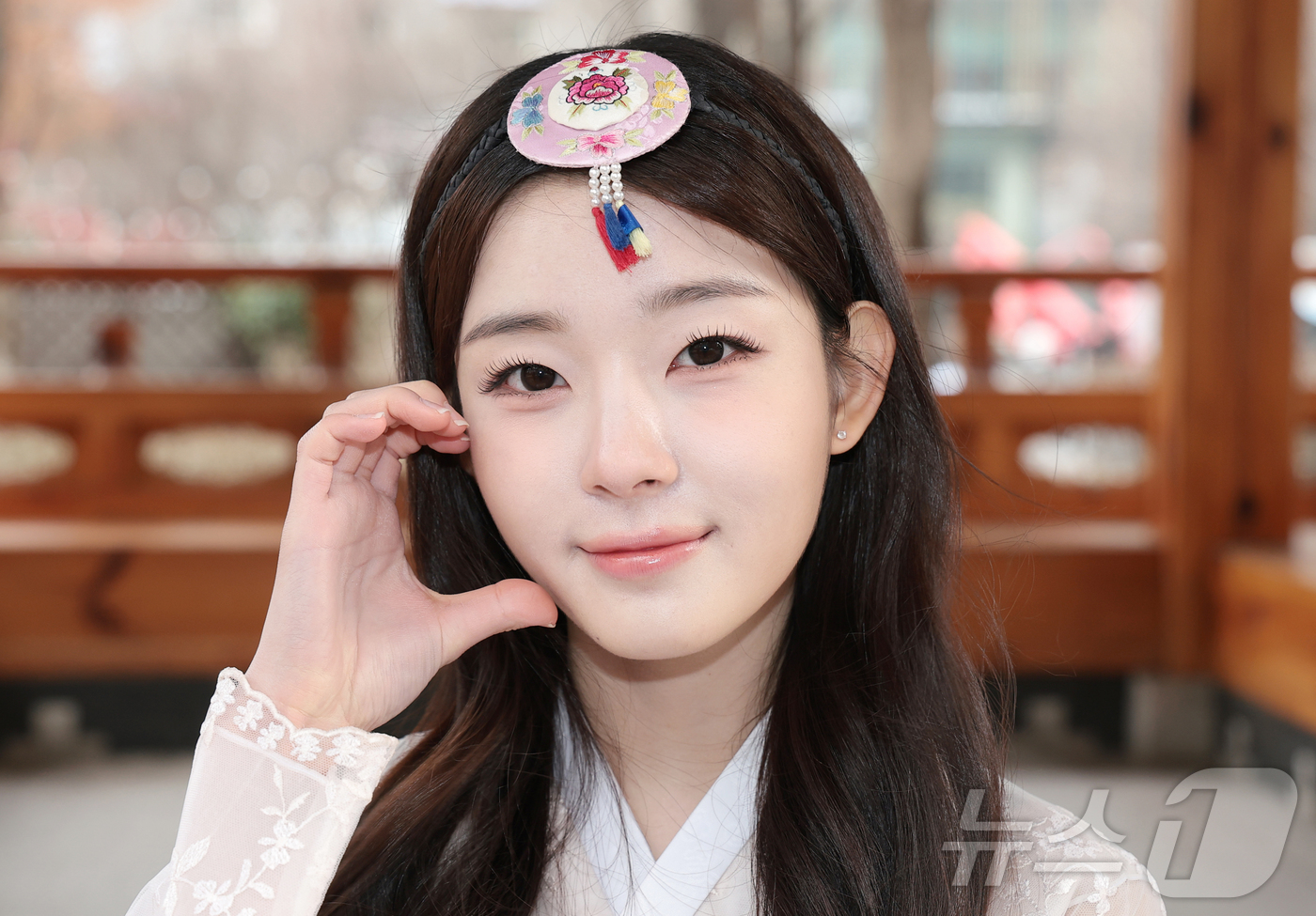 (서울=뉴스1) 권현진 기자 = 걸그룹 이프아이(ifeye) 카시아가 서울 종로구 뉴스1 인근에서 한복을 곱게 차려입고 새해 인사를 전하고 있다. 2026.2.16/뉴스1