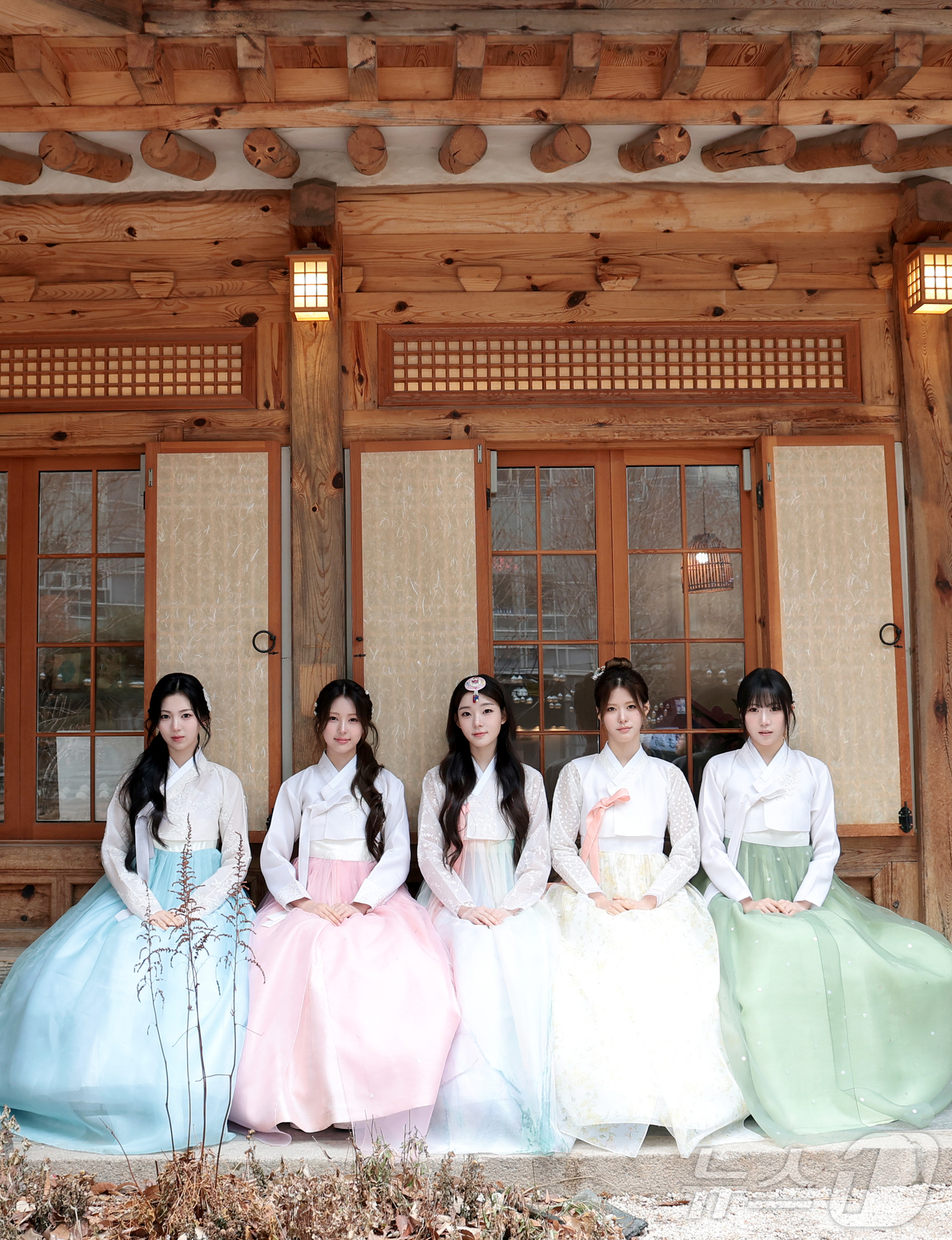 (서울=뉴스1) 권현진 기자 = 걸그룹 이프아이(ifeye)가 서울 종로구 뉴스1 인근에서 한복을 곱게 차려입고 새해 인사를 전하고 있다. 2026.2.16/뉴스1