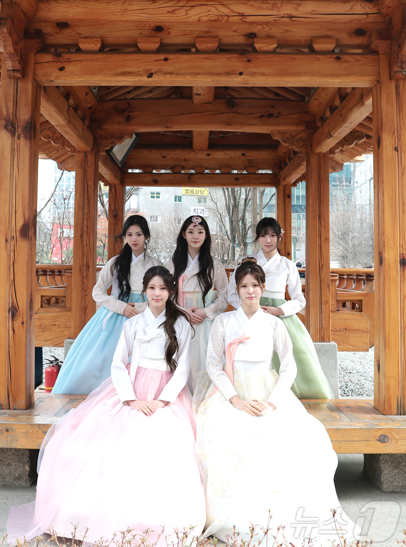 (서울=뉴스1) 권현진 기자 = 걸그룹 이프아이(ifeye)가 서울 종로구 뉴스1 인근에서 한복을 곱게 차려입고 새해 인사를 전하고 있다. 2026.2.16/뉴스1