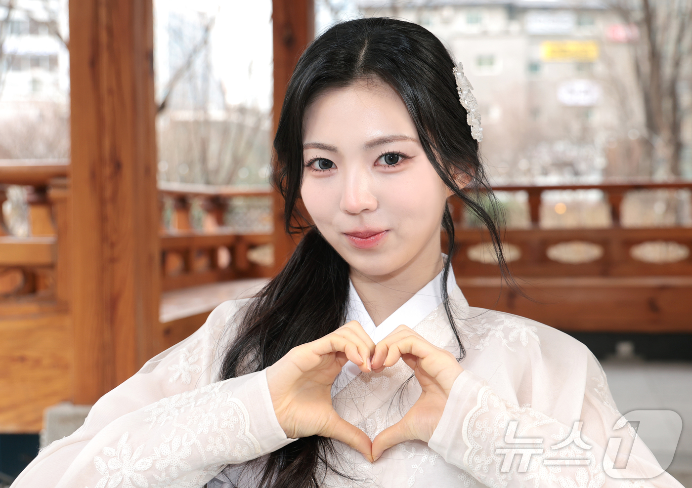 (서울=뉴스1) 권현진 기자 = 걸그룹 이프아이(ifeye) 미유가 서울 종로구 뉴스1 인근에서 한복을 곱게 차려입고 새해 인사를 전하고 있다. 2026.2.16/뉴스1